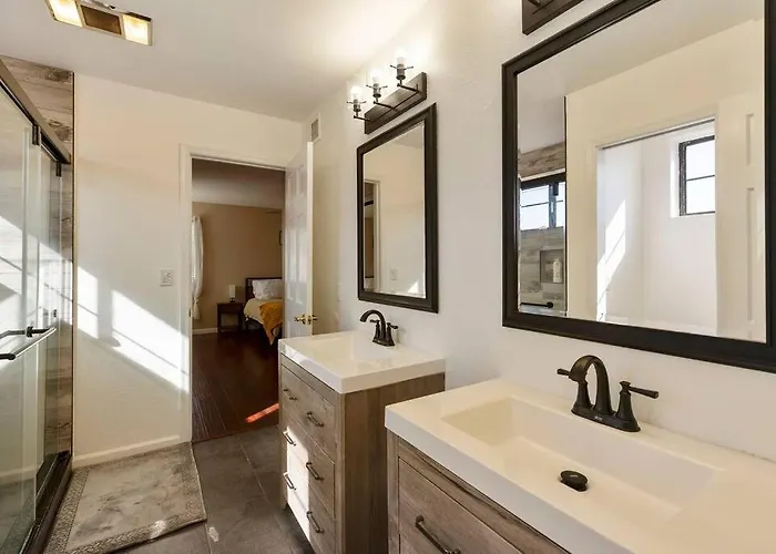 Spectacular House Retreat Holiday home Glendale
